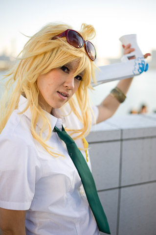 王者荣耀-坏女孩Ella戴黑墨镜变身坏新娘《厚脸皮》大展创作功力(图1) 王者荣耀